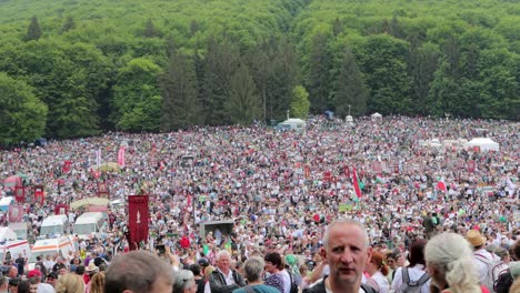 Große-Menschenmenge-Auf-Der-Csiksomlyo-Wallfahrt,-Die-Pfingsten-Feiert