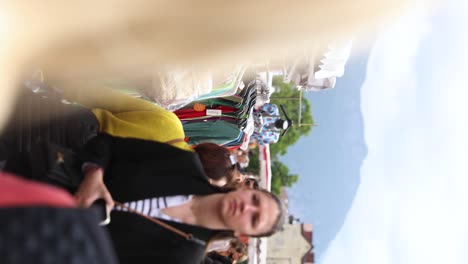 Gente-Turística-En-El-Mercado-De-Vendedores-Ambulantes-En-Annecy,-Francia---Vertical