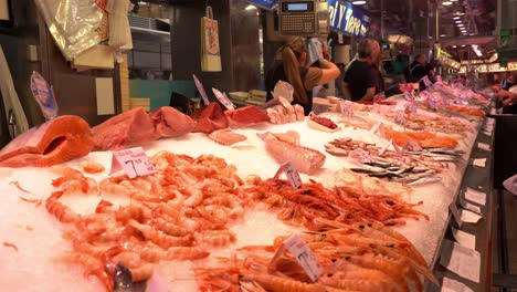 Frischer-Fisch-Am-Lokalen-Marktstand,-Verkäufer,-Der-Gesunde-Lebensmittel-Zu-Fairen-Preisen-Verkauft