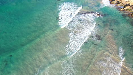Große-Tümmler-Auf-Der-Jagd-–-Gebrochener-Kopf-–-Nördliche-Flüsse-–-Byron-Bay-–-New-South-Wales-–-Australien-–-Luftaufnahme