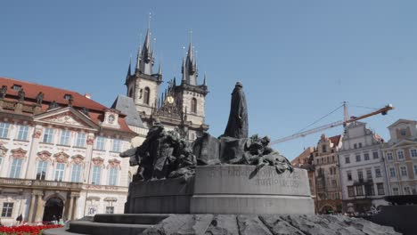 The-Jan-Hus-memorial-with-Tyn-Church-building-in-the-background-in-Old-Town-Square-of-Prague,-Czech-Republic