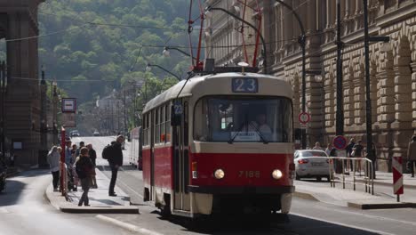 Tranvía-En-La-Calle-Praga,-República-Checa