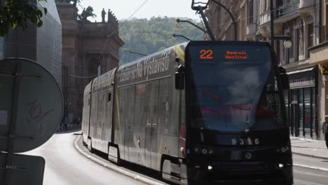 Eine-Schwarze-Straßenbahn-Gleitet-Durch-Die-Straßen-Von-Prag,-Tschechische-Republik