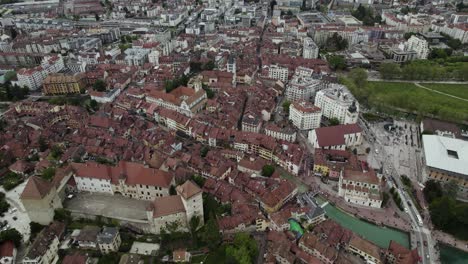 Stadtlandschaft-Von-Annecy,-Frankreich-Altstadt---Luftdrohnen-Vogelperspektive