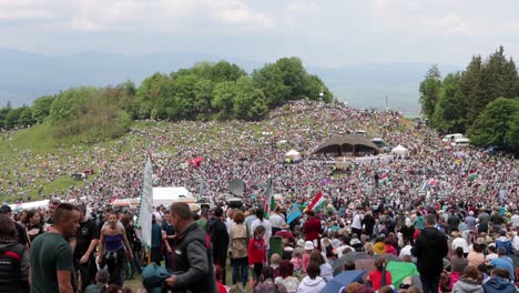 Tausende-Von-Menschen-Auf-Dem-Drei-Hügel-Altar-Zur-Csiksomlyo-Wallfahrt