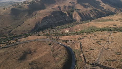 Rising-aerial-of-valley-and-plains-in-Golan-heights,-undulating-hills