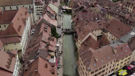 Annecy-River-Canal-in-Old-Town,-Establishing-Aerial-Tilt-up-Reveal