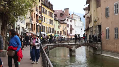 Tourists-Crowds-on-Canal-Bridge-Sidewalk-of-Annecy,-France-in-Summer