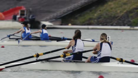 Toma-De-Seguimiento-De-Un-Doble-Scull-De-Mujeres-Apoyadas-En-Remos-Durante-Una-Carrera-De-Remo.