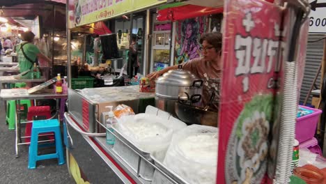 Thai-Street-Food-Vendor-Selling-in-Chinatown,-Bangkok