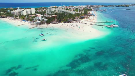 Strandurlaubsorte-Playa-Norte,-Isla-Mujeres,-Tropisches-Touristenziel-Mexiko,-4K-Drohne