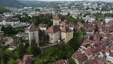Wunderschönes-Schloss-Auf-Einem-Hügel-In-Annecy,-Frankreich,-Stadt-In-Europa---Luftumlaufbahn
