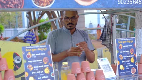 Vista-Frontal-De-Un-Joven-Que-Dirige-Una-Tienda-De-Leche-A2-Con-Azafrán-Orgánico-Haciendo-Un-Plato-De-Leche-A2