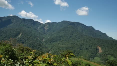 Colinas-Y-Montañas-Verdes-Bolivianas-Con-Cielos-Despejados