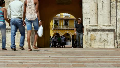 Personas-Que-Ingresan-A-La-Ciudad-Vieja-De-Cartagena-Por-La-Entrada-De-La-Torre-Del-Reloj