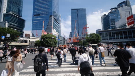 Menschen-Gehen-An-Der-Shibuya-Kreuzung-Entlang