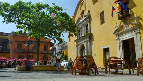 La-Gente-Pasa-Por-Un-Café-Cerrado-En-Cartagena