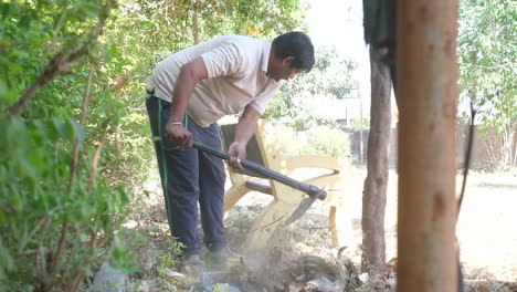 Ein-Junger-NGO-Mitarbeiter-Schaufelt-Plastikmüll-Mit-Der-Hand-Und-Reinigt-Den-Ort