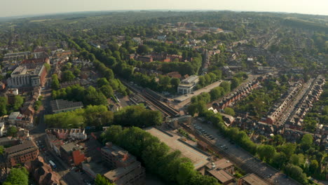 Kreisende-Luftaufnahme-über-Dem-Bahnhof-Von-Winchester