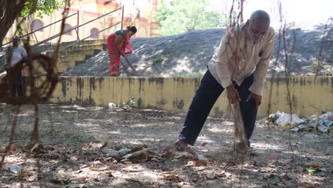 Los-Trabajadores-De-Las-ONG-Están-Retirando-La-Basura-Acumulada-Y-Los-Desechos-Plásticos-Y-Limpiando-El-Sitio.