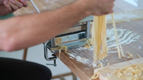 Pasta-Meisterschaft-In-Zeitlupe:-Mannkunst-Mit-Traditioneller-Nudelmaschine-–-Nahaufnahme-In-4K