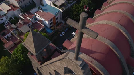 Vista-Aérea-De-La-Cruz-Sobre-La-Iglesia-De-San-Agustín,-Polanco-México,-Primer-Plano