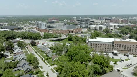 Kinnick-Stadion-Auf-Dem-Campus-Der-Universität-Von-Iowa-Mit-Drohnenvideo,-Das-Sich-Von-Rechts-Nach-Links-Bewegt,-Weitwinkelaufnahme