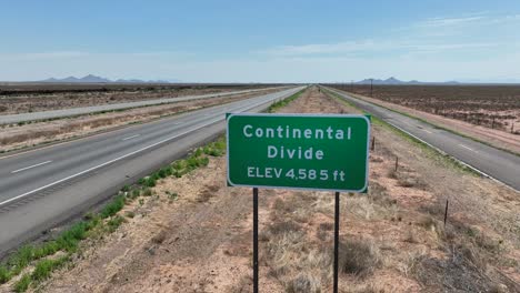 Señal-De-División-Continental-A-Lo-Largo-De-La-Carretera
