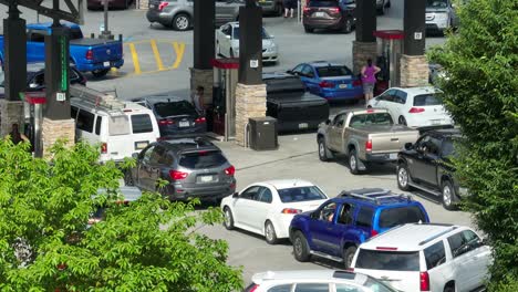 Coches-De-Parachoques-A-Parachoques-Se-Alinearon-En-La-Gasolinera-Tras-La-Noticia-De-La-Escasez-De-Combustible