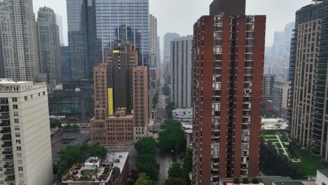 Rascacielos-En-El-Centro-De-Chicago-Durante-La-Advertencia-De-Mala-Calidad-Del-Aire-De-Los-Incendios-Forestales-Canadienses