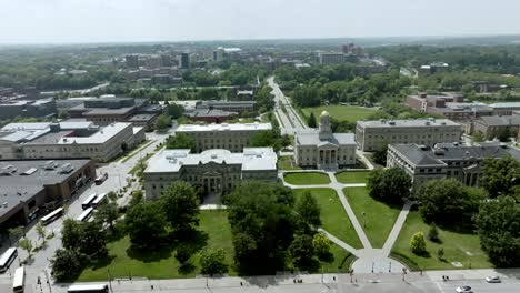 Altes-Kapitolgebäude-Auf-Dem-Campus-Der-Universität-Von-Iowa-In-Iowa-City,-Iowa-Mit-Drohnenvideo,-Das-Sich-Von-Links-Nach-Rechts-Bewegt,-Mittlere-Aufnahme