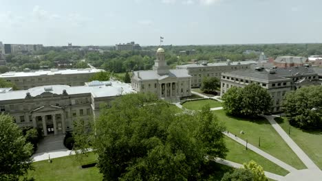 Altes-Kapitolgebäude-Auf-Dem-Campus-Der-Universität-Von-Iowa-In-Iowa-City,-Iowa-Mit-Drohnenvideo,-Das-Sich-Nach-Oben-Bewegt