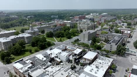 Antiguo-Edificio-Del-Capitolio-En-El-Campus-De-La-Universidad-De-Iowa-En-La-Ciudad-De-Iowa,-Iowa-Con-Video-De-Drones-Moviéndose-En-ángulo-De-Izquierda-A-Derecha