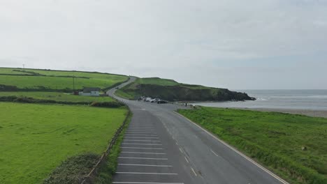 Coches-Antiguos-En-Un-Rally-En-Kilmurrin-Cove-Costa-De-Cobre-Waterford-Irlanda-En-Una-Mañana-De-Verano