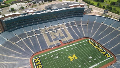 Drone-Vuela-Lejos-De-La-Casa-Grande-En-El-Estadio-De-La-Universidad-De-Michigan