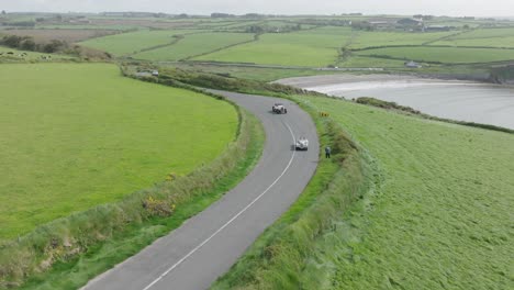 Oldtimer-An-Der-Zerklüfteten-Kupferküste-Fahren-Im-Sommer-Nach-Waterford,-Irland