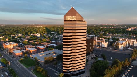 Rascacielos-Hyatt-Place-Durante-La-Hermosa-Luz-De-La-Hora-Dorada