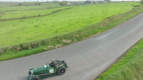 Wunderschöne-Oldtimer,-Die-Im-Frühsommer-Einen-Hügel-Zur-Kilmurrin-Cove,-Copper-Coast,-Waterford,-Irland,-Hinunterfahren