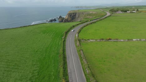 Die-Klassische-Fahrt-An-Der-Kupferküste,-Waterford,-Irland,-Ein-Oldtimer,-Der-Im-Sommer-Auf-Dieser-Malerischen-Route-Fährt