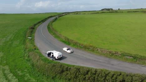 Coche-Clásico-Subiendo-Una-Colina-En-La-Costa-De-Cobre-Waterford-Irlanda-En-Una-Mañana-De-Verano