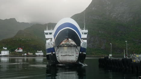 Ferry-Abriendo-Su-Puerta-De-Proa-En-Las-Islas-Lofoten-En-Un-Día-Nublado-De-Verano,-Moskenes,-Noruega