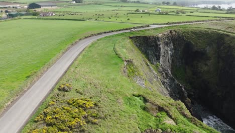 Copper-Coast-Fahrt-Mit-Einem-Oldtimer-Auf-Einer-Rallye-Waterford,-Irland-An-Einem-Sommertag