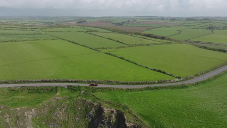 Blick-Vom-Meer-Aus-Auf-Einen-Oldtimer-Mit-Hoher-Geschwindigkeit-Auf-Dem-Atemberaubenden-Copper-Coast-Drive-Waterford,-Irland