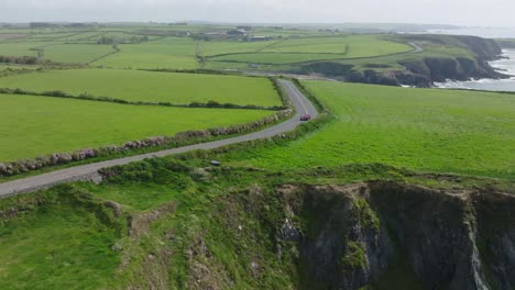 Coches-Antiguos-En-Un-Evento-En-La-Pintoresca-Costa-Costera-De-Cobre-Unidad-Waterford-Irlanda