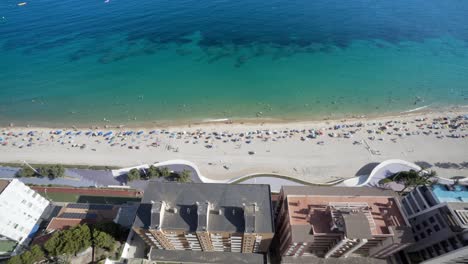 Playa-Mediterránea-Y-Resorts-Vistos-Desde-Arriba-Con-Gaviotas,-Benidorm-4k
