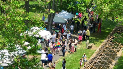 Fröhliche-Gruppe-Von-Menschen,-Die-An-Sonnigen-Tagen-Das-Pride-Festival-Im-Park-Der-Amerikanischen-Stadt-Besuchen---Zeitlupe-Von-Oben-Nach-Unten