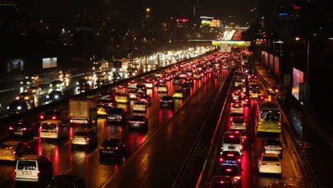 Tráfico-Pesado-Borroso-En-La-Autopista-D100-En-El-Lado-De-Anatolia-De-Estambul-En-Una-Noche-Lluviosa