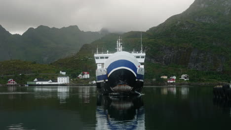 Ferry-Acercándose-Al-Muelle-Y-Abriendo-Su-Puerta-Delantera-En-Las-Islas-Lofoten-En-Un-Día-Nublado-De-Verano,-Moskenes,-Noruega