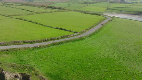 Oldtimer-Auf-Der-Copper-Coast-Road-Hoch-über-Dem-Meer-Und-Den-Küstenklippen-Von-Waterford,-Irland,-An-Einem-Kühlen-Sommermorgen