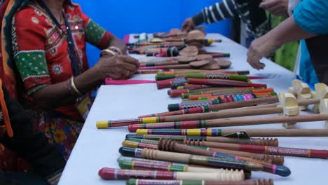 Los-Utensilios-De-Madera-útiles-Para-Cocinar-Se-Preparan-Con-Artesanía-Kutchi-Y-Trabajo-Manual